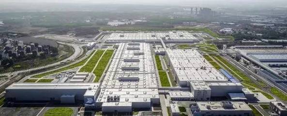 本土化“加速跑” 寶馬以計(jì)算機(jī)系統(tǒng)技術(shù)服務(wù)為引擎，駛?cè)胛磥砀?jìng)爭(zhēng)新賽道